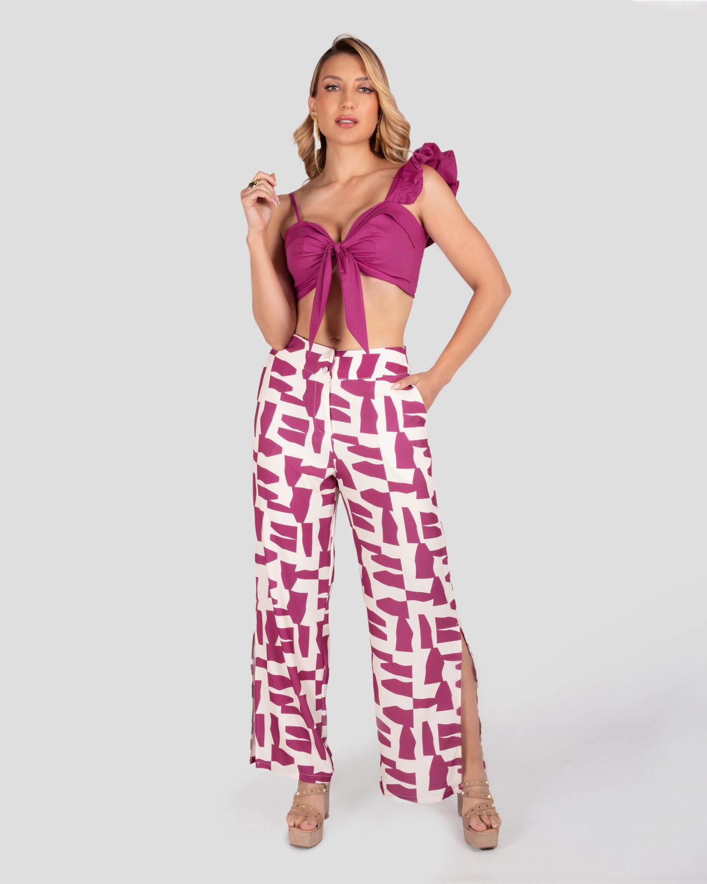 Set pantalón - Pantalón con abertura - Busa con escote corazón - Manga con boleros - Ropa de verano - Outfit de playa - Blusa corta